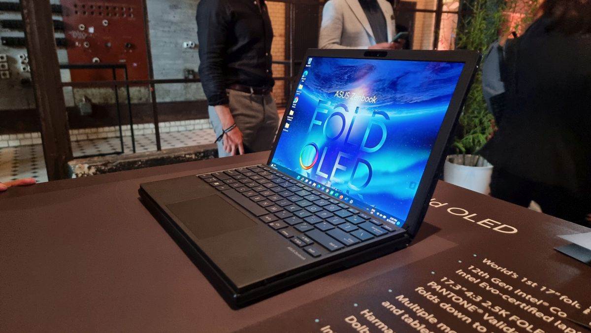 Asus Zenbook 17 Fold OLED (5).jpg