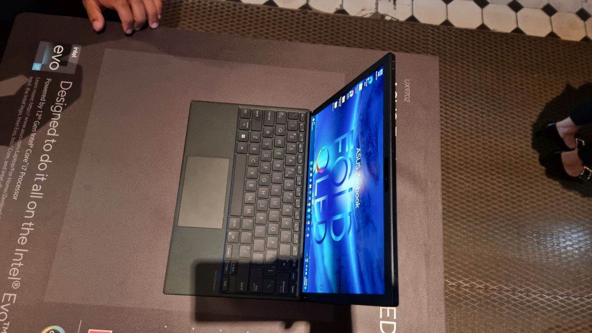 Asus Zenbook 17 Fold OLED (6).jpg