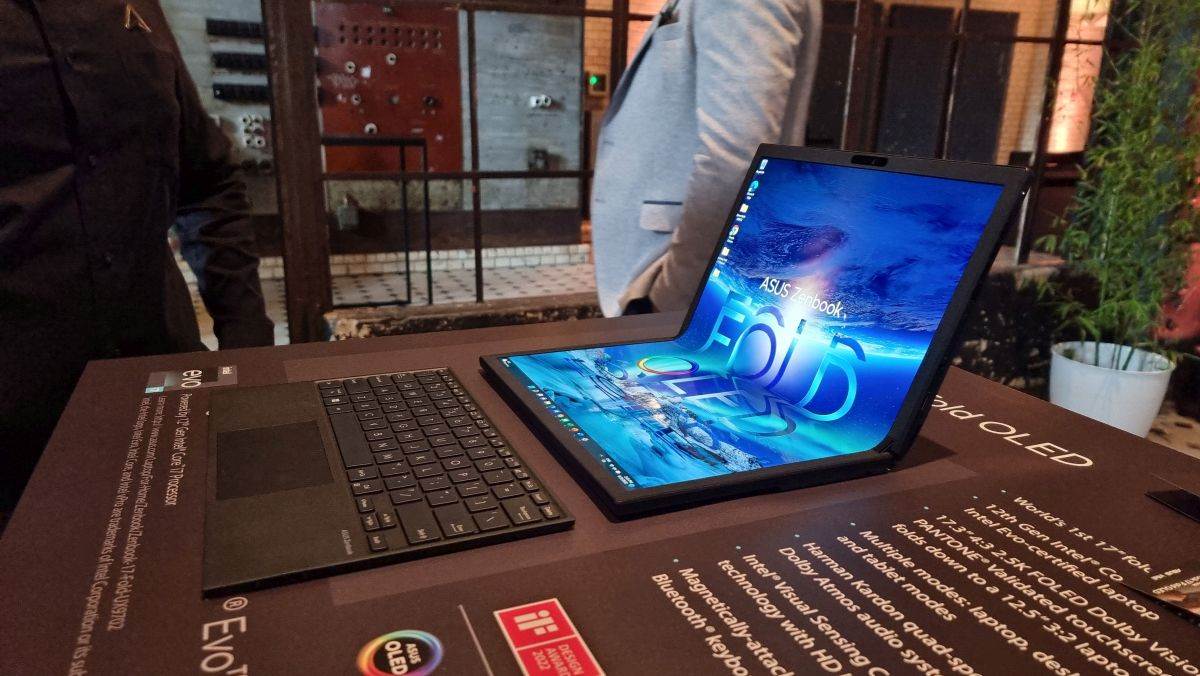 Asus Zenbook 17 Fold OLED (7).jpg