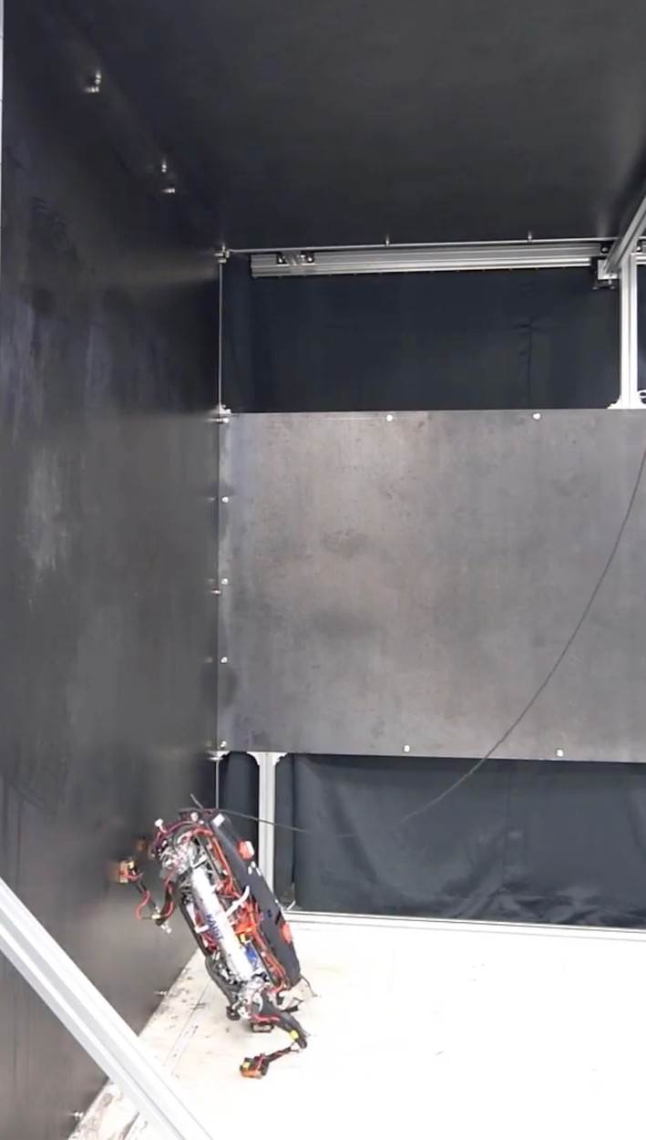 Robot hoda po stropu (1).jpg