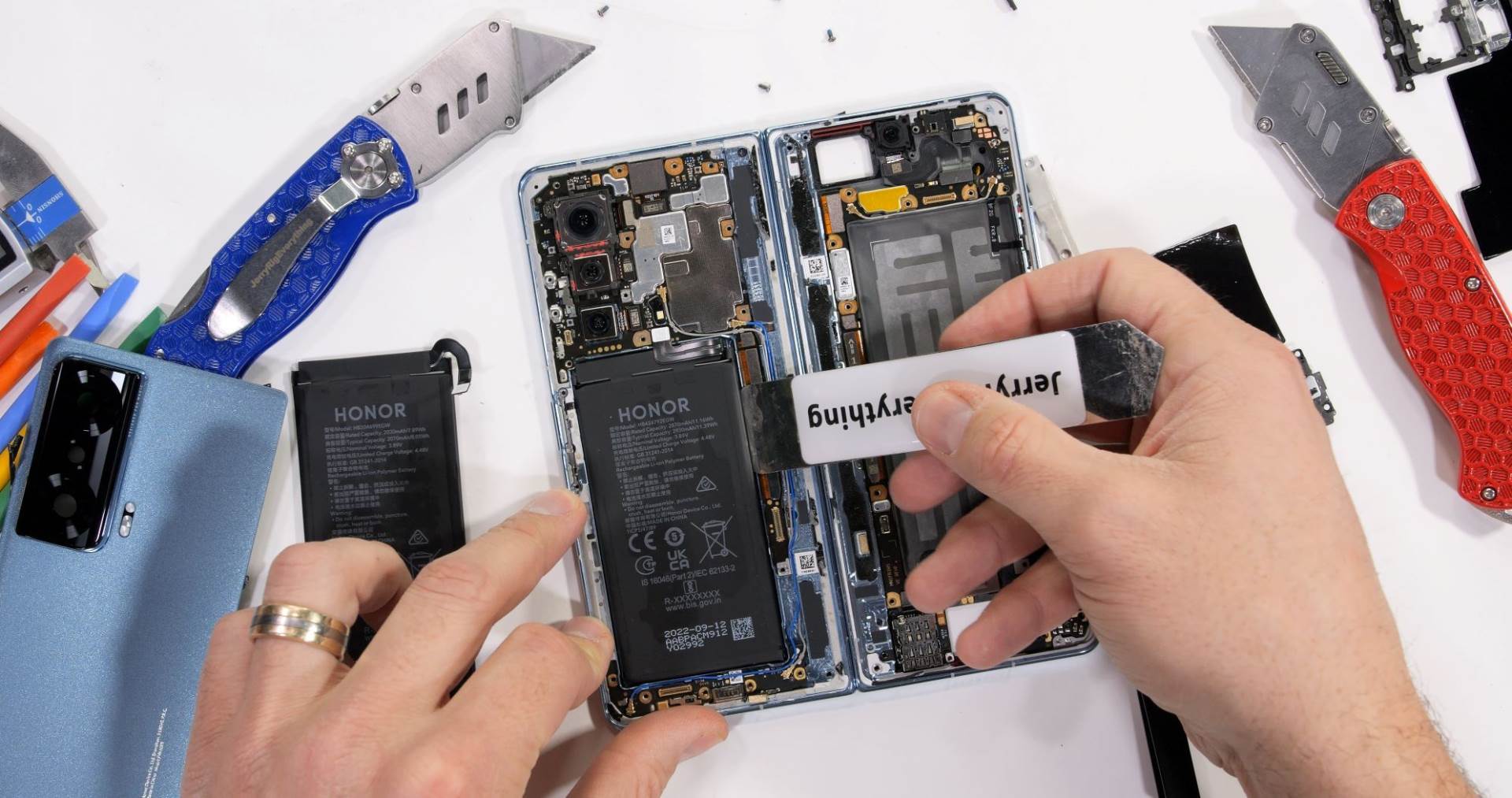 Honor Magic Vs - Teardown 17.jpg