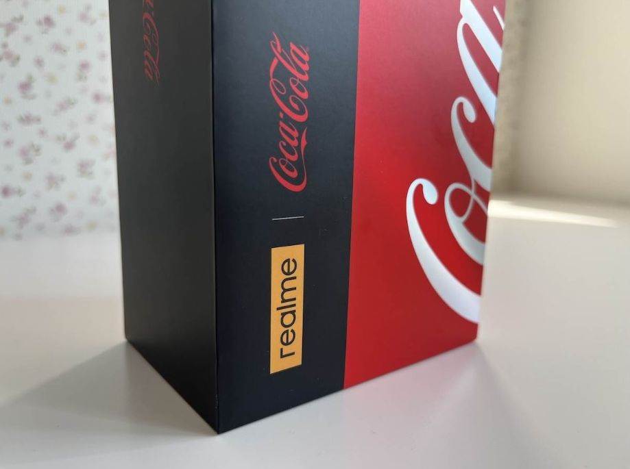 Realme 10 Pro Coca-Cola Edition (6).jpg