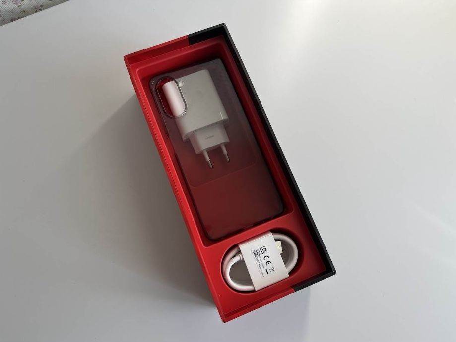 Realme 10 Pro Coca-Cola Edition (12).jpg