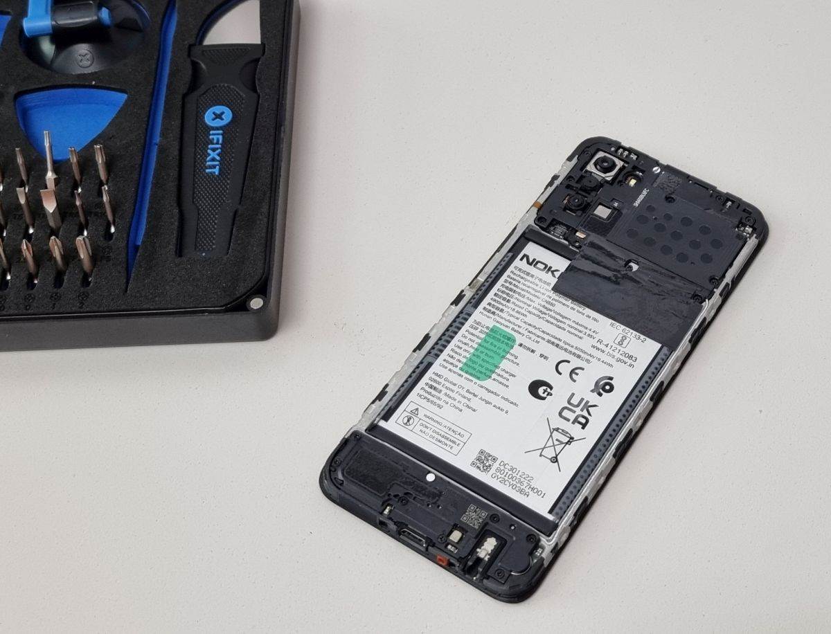 Nokia G22 iFixit popravak zamjena baterije (5).jpg