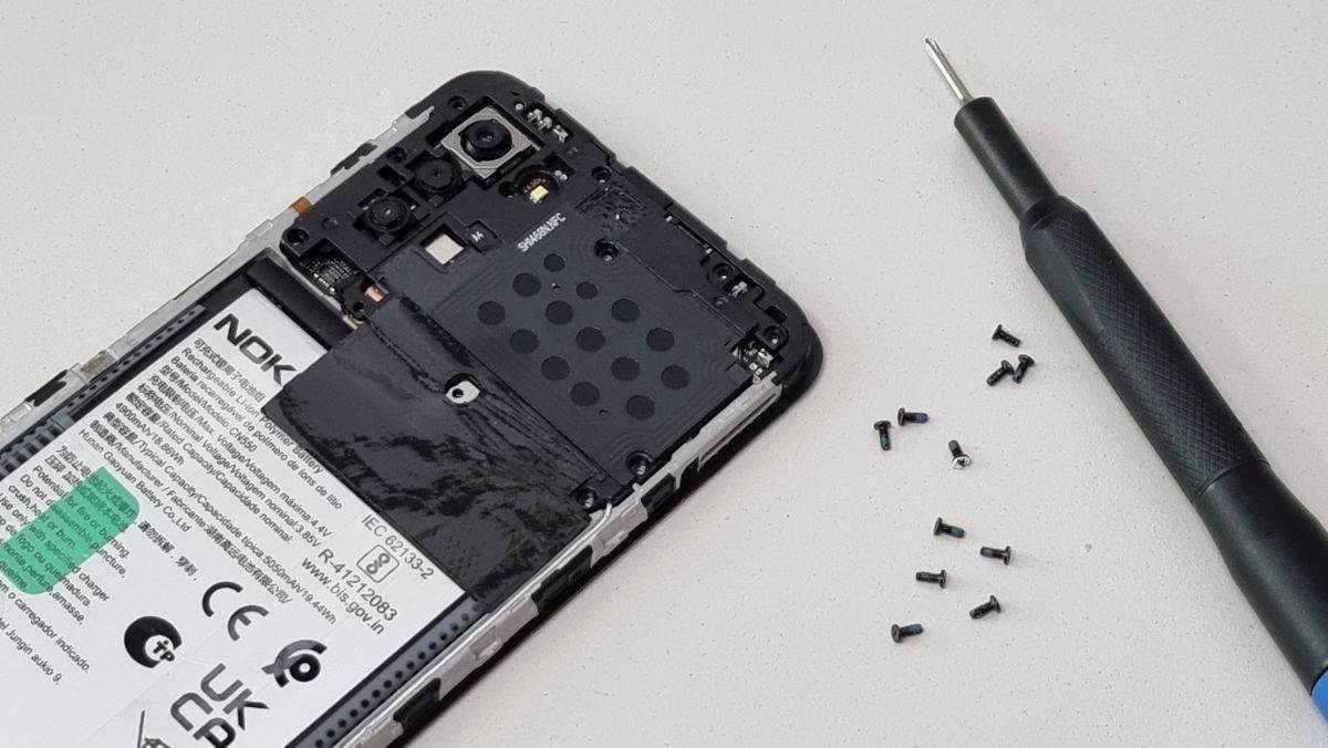 Nokia G22 iFixit popravak zamjena baterije (7).jpg