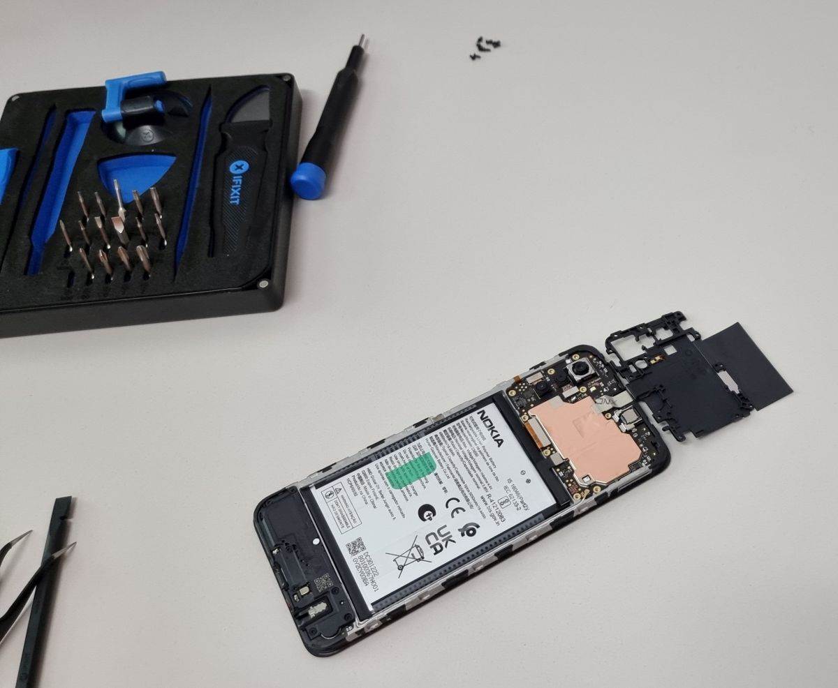 Nokia G22 iFixit popravak zamjena baterije (8).jpg