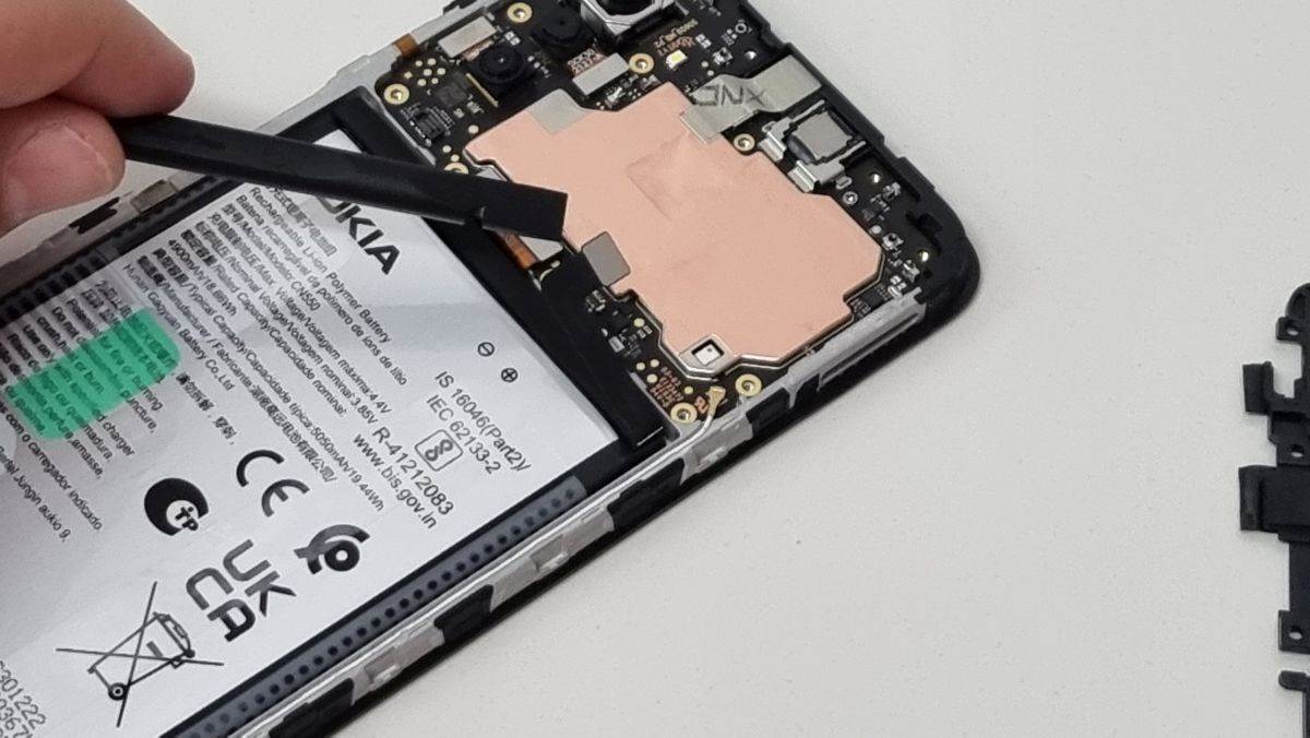 Nokia G22 iFixit popravak zamjena baterije (11).jpg
