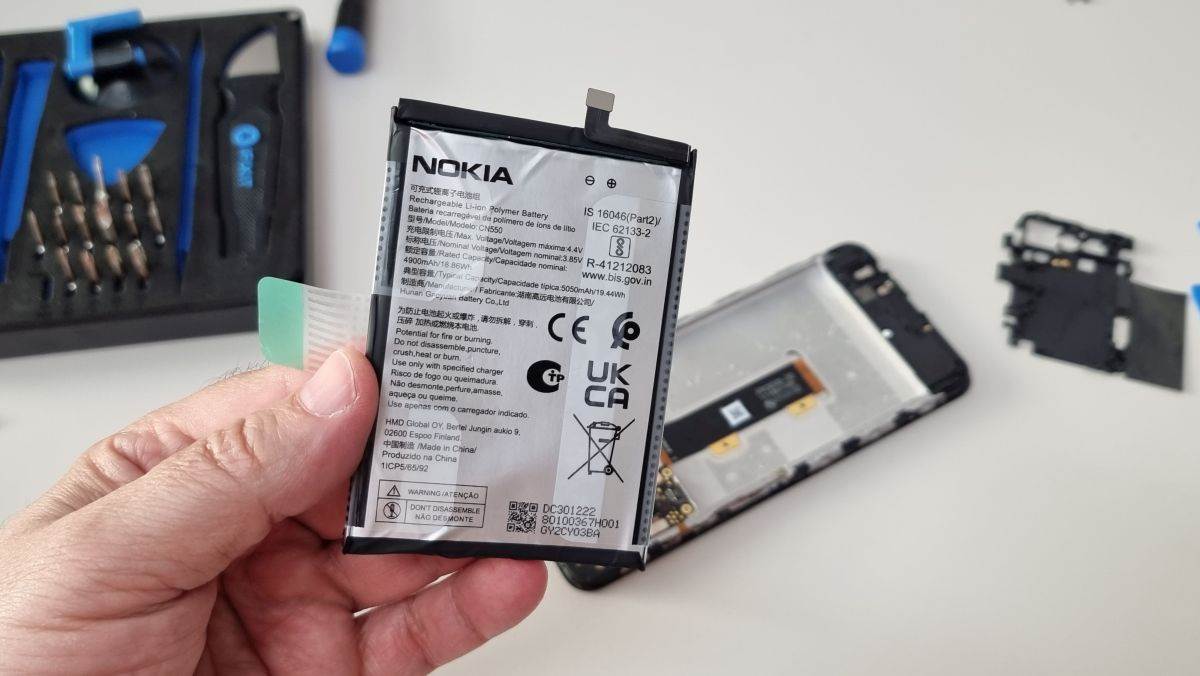Nokia G22 iFixit popravak zamjena baterije (17).jpg