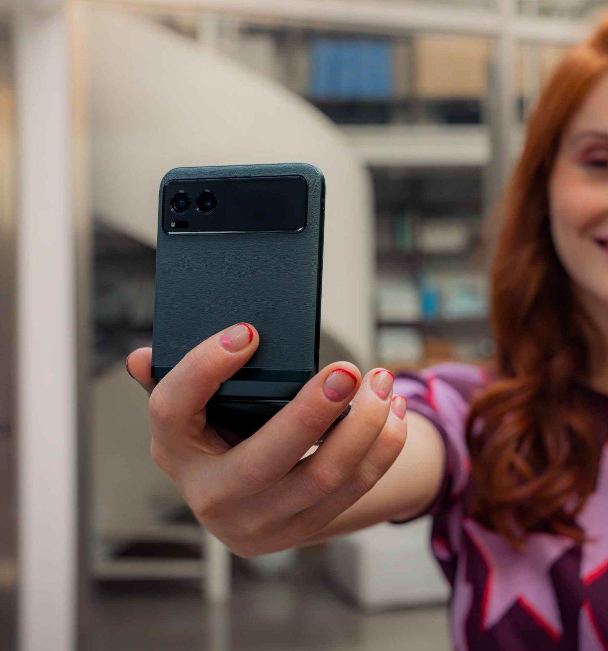 MOTOROLA RAZR 40: Telefon za digitalne minimaliste