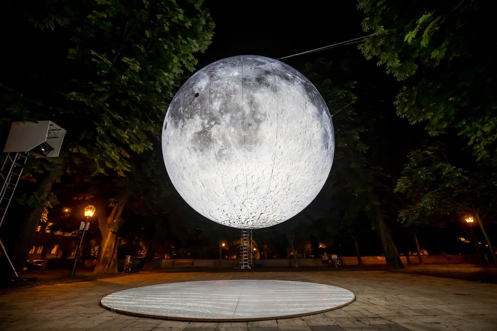 Huawei Touch the Moon instalacija_pripreme (7).jpg