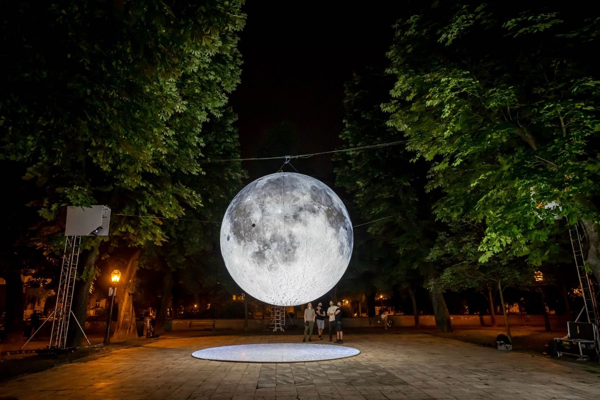 Huawei Touch the Moon instalacija_pripreme (8).jpg