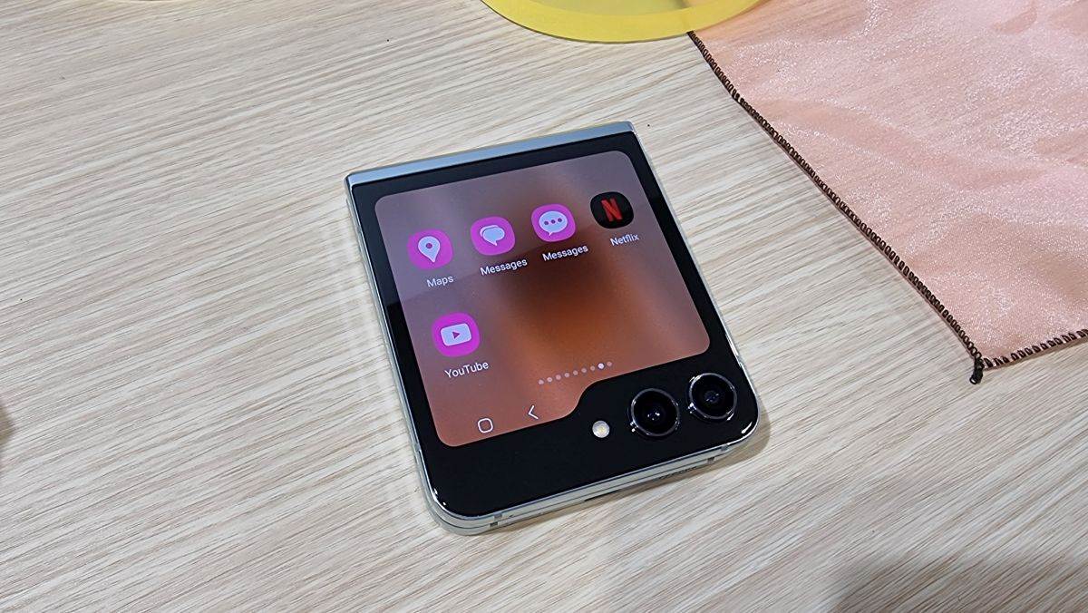 JAVLJAMO SE IZ KOREJE: Samsung je predstavio novi Flip5