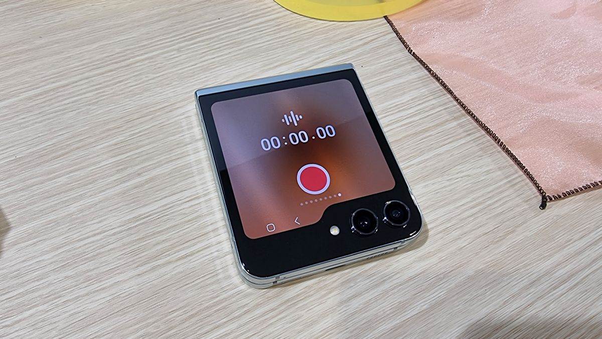 JAVLJAMO SE IZ KOREJE: Samsung je predstavio novi Flip5