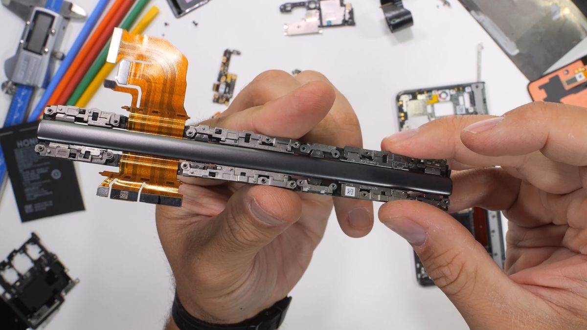 HONOR Magic V2_Super-light Titanium Hinge_2.jpg