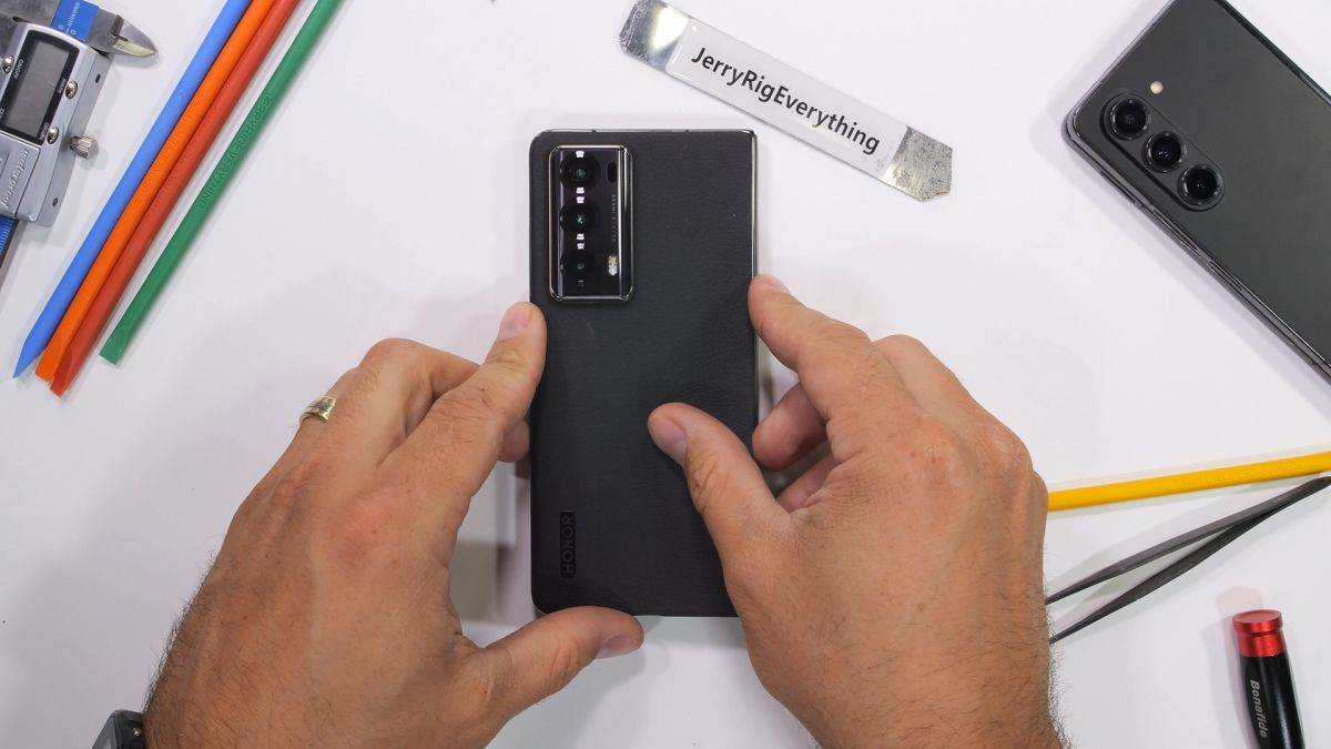 JerryRigEverything_HONOR Magic V2_Assemble Video_3.jpg