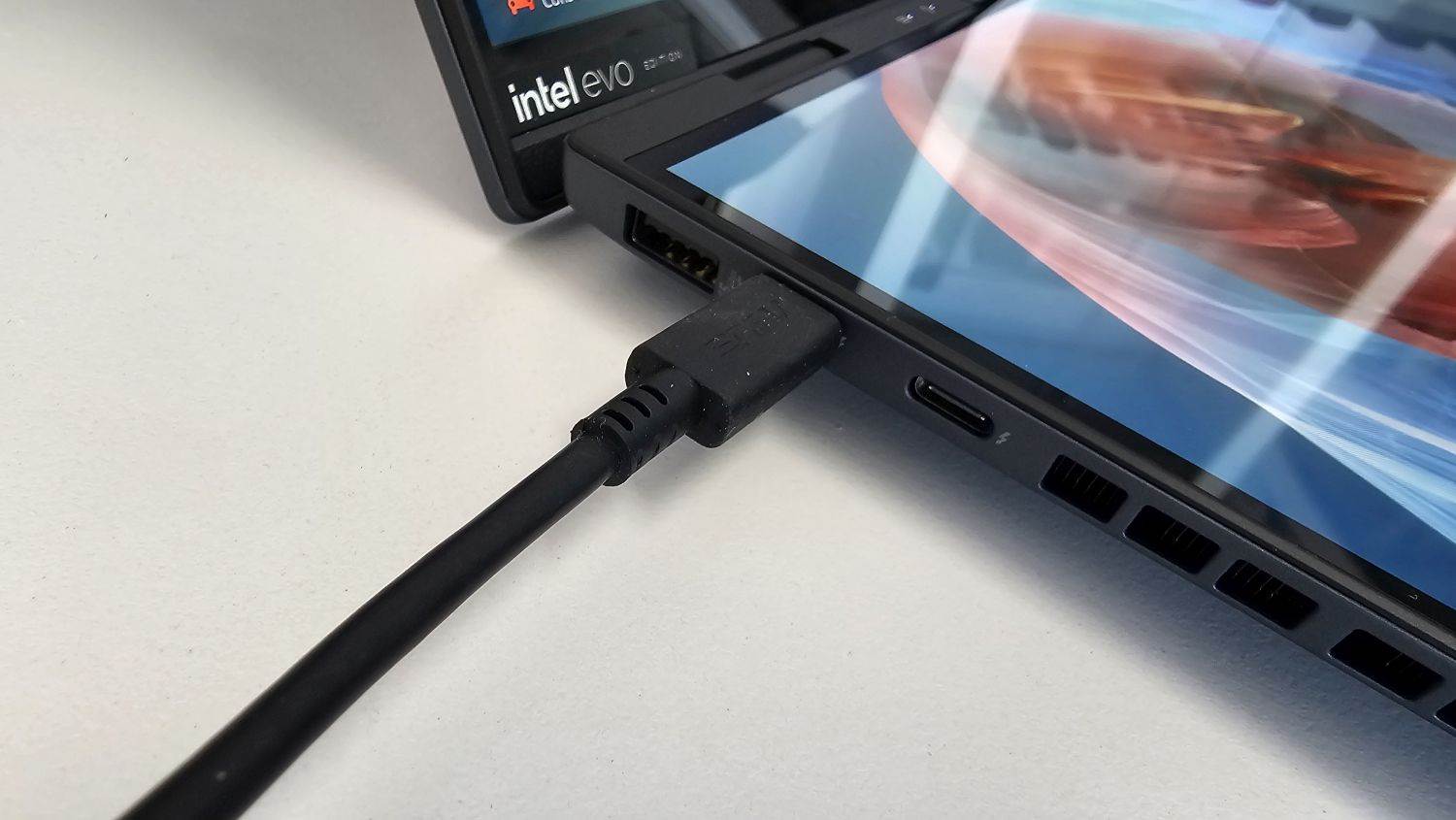 Asus Zenbook Duo UX8406 (3).jpg