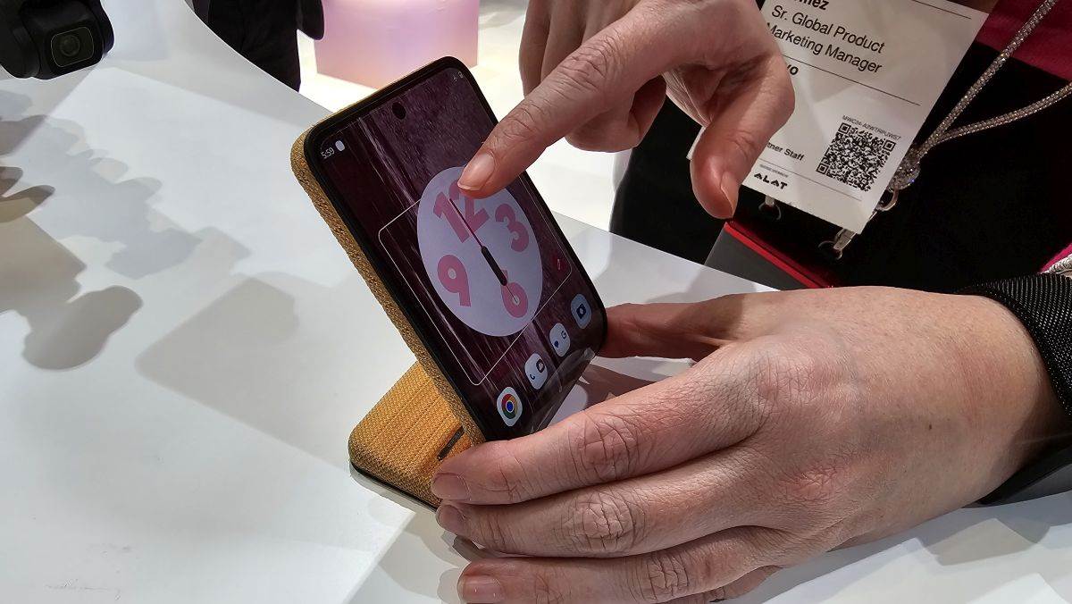 Motorola MWC24 Barcelona adaptivni sklopivi telefon (16).jpg