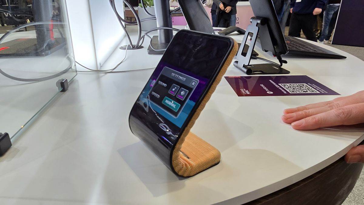 Motorola MWC24 Barcelona adaptivni sklopivi telefon (12).jpg