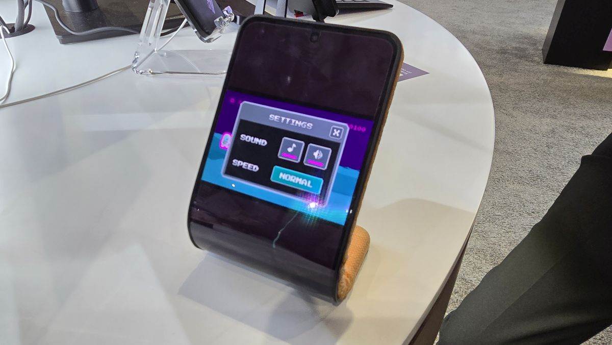 Motorola MWC24 Barcelona adaptivni sklopivi telefon (13).jpg