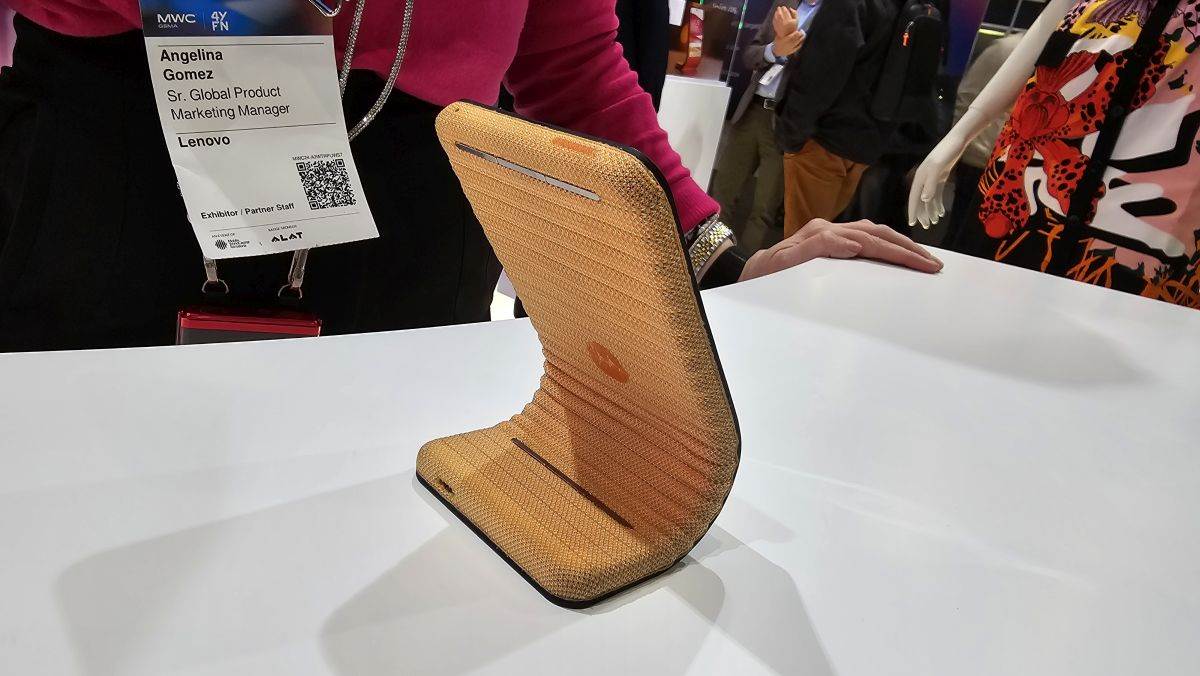 Motorola MWC24 Barcelona adaptivni sklopivi telefon (15).jpg