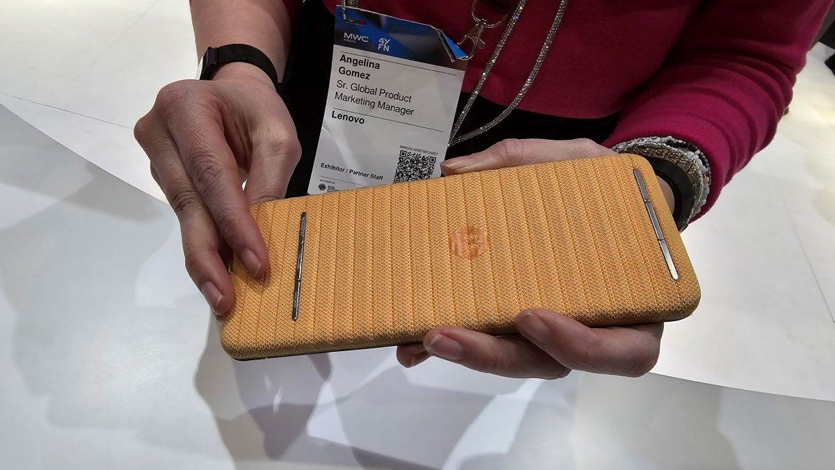 Motorola MWC24 Barcelona adaptivni sklopivi telefon (17).jpg