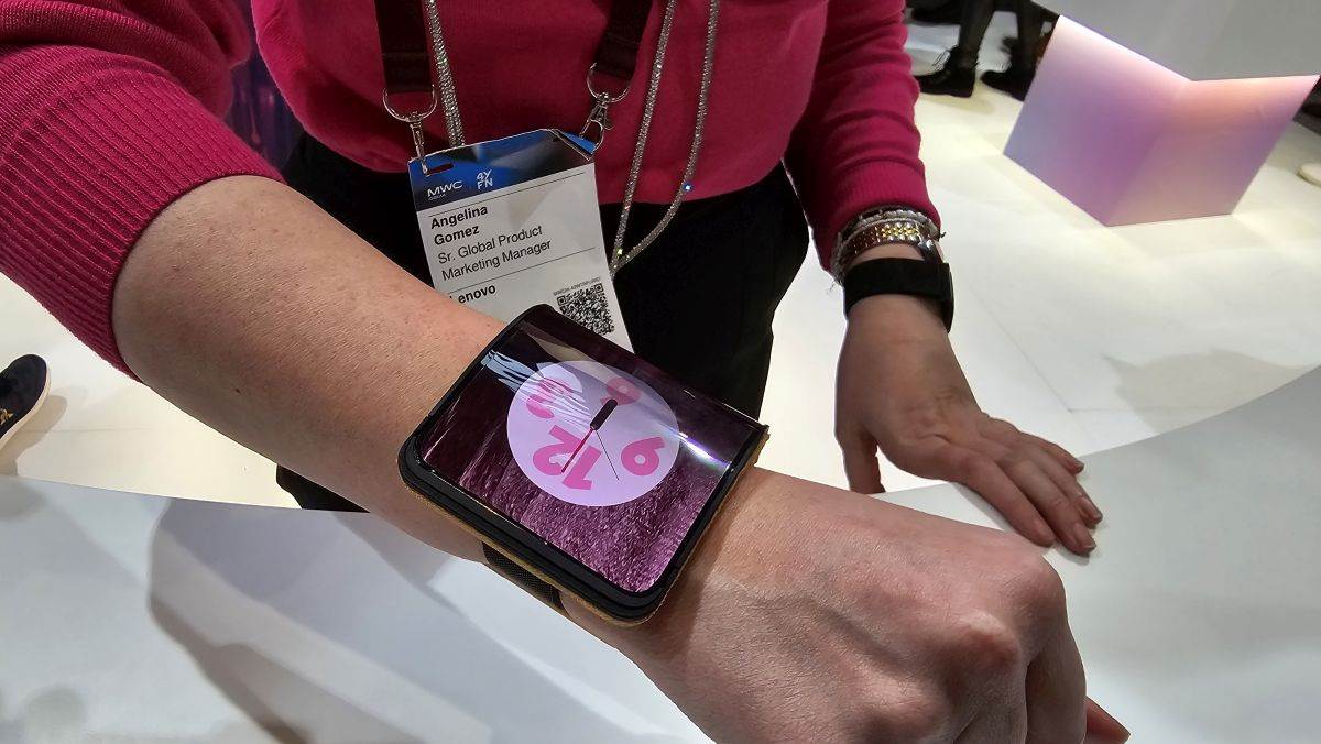 Motorola MWC24 Barcelona adaptivni sklopivi telefon (18).jpg