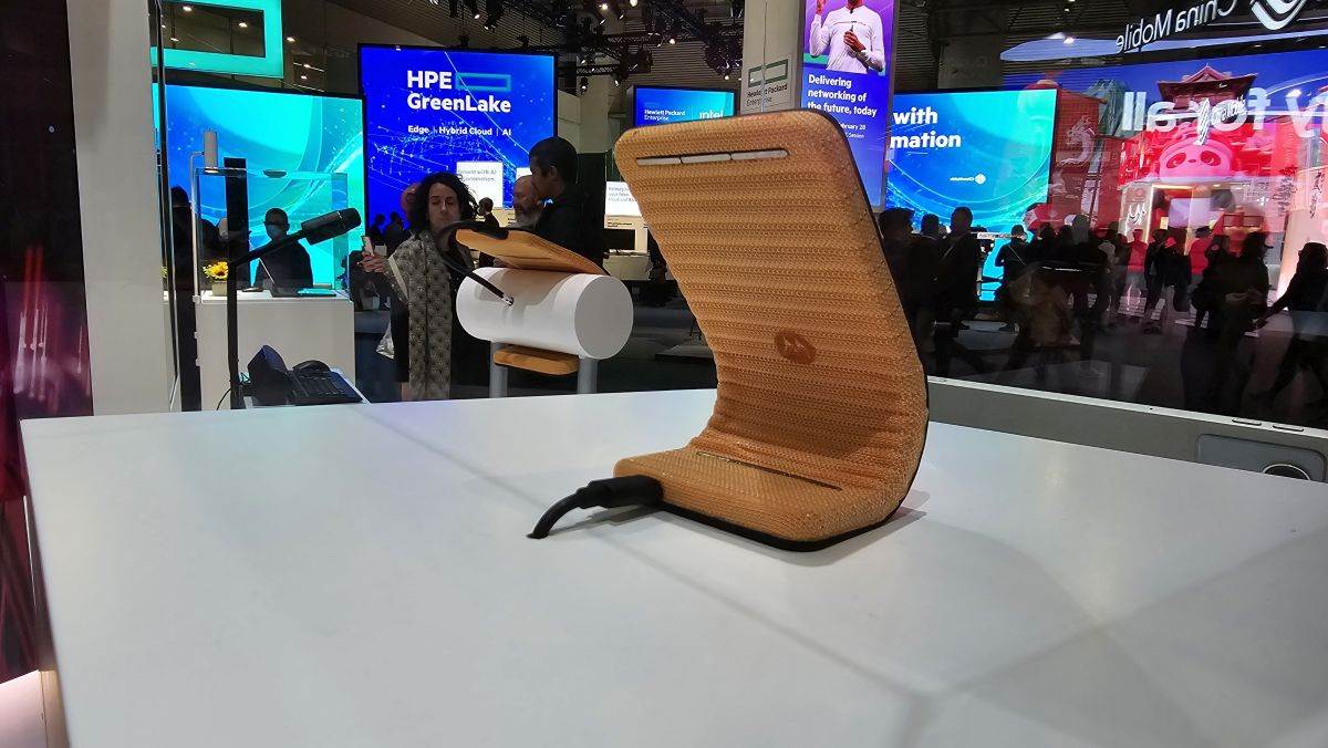 Motorola MWC24 Barcelona adaptivni sklopivi telefon (3).jpg