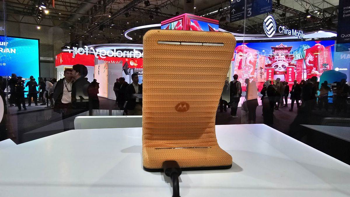 Motorola MWC24 Barcelona adaptivni sklopivi telefon (4).jpg