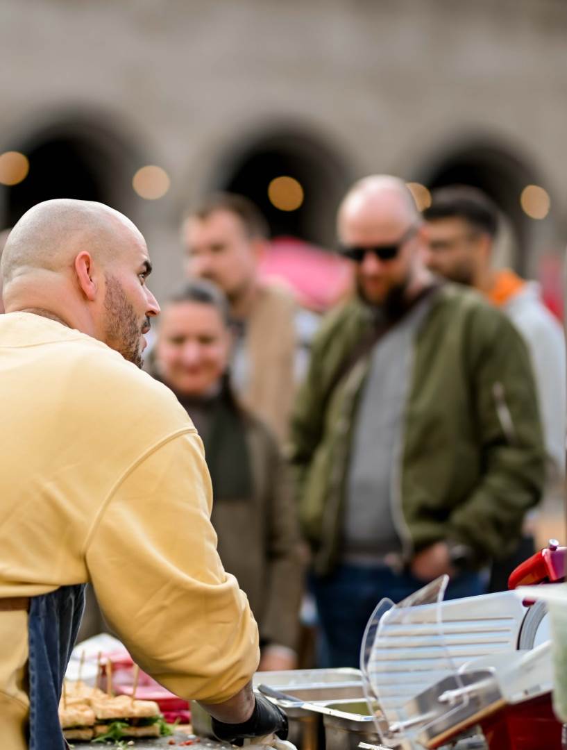 Melkior Bašić na PLACe marketu besplatno dijelio Somat i Porchetta sendviče