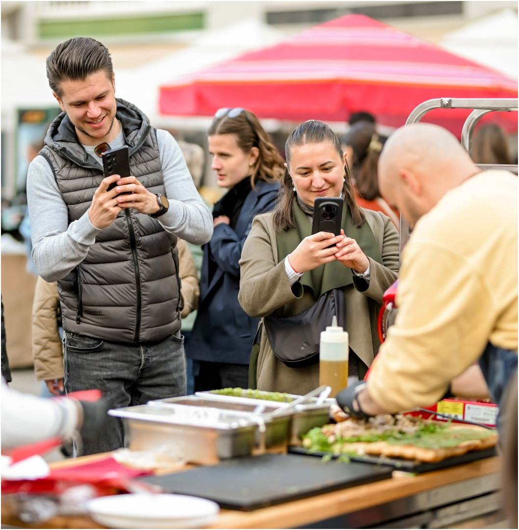 Melkior Bašić na PLACe marketu besplatno dijelio Somat i Porchetta sendviče