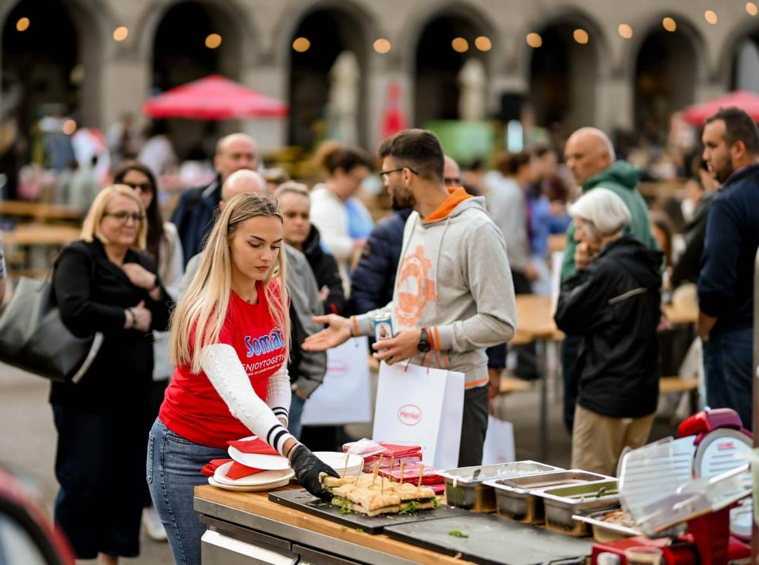 Melkior Bašić na PLACe marketu besplatno dijelio Somat i Porchetta sendviče