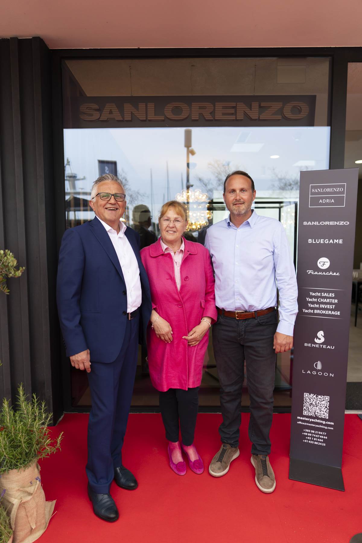 Voditelj ureda Andrea Pavletic╠ü sa roditeljima  pVEL.jpg