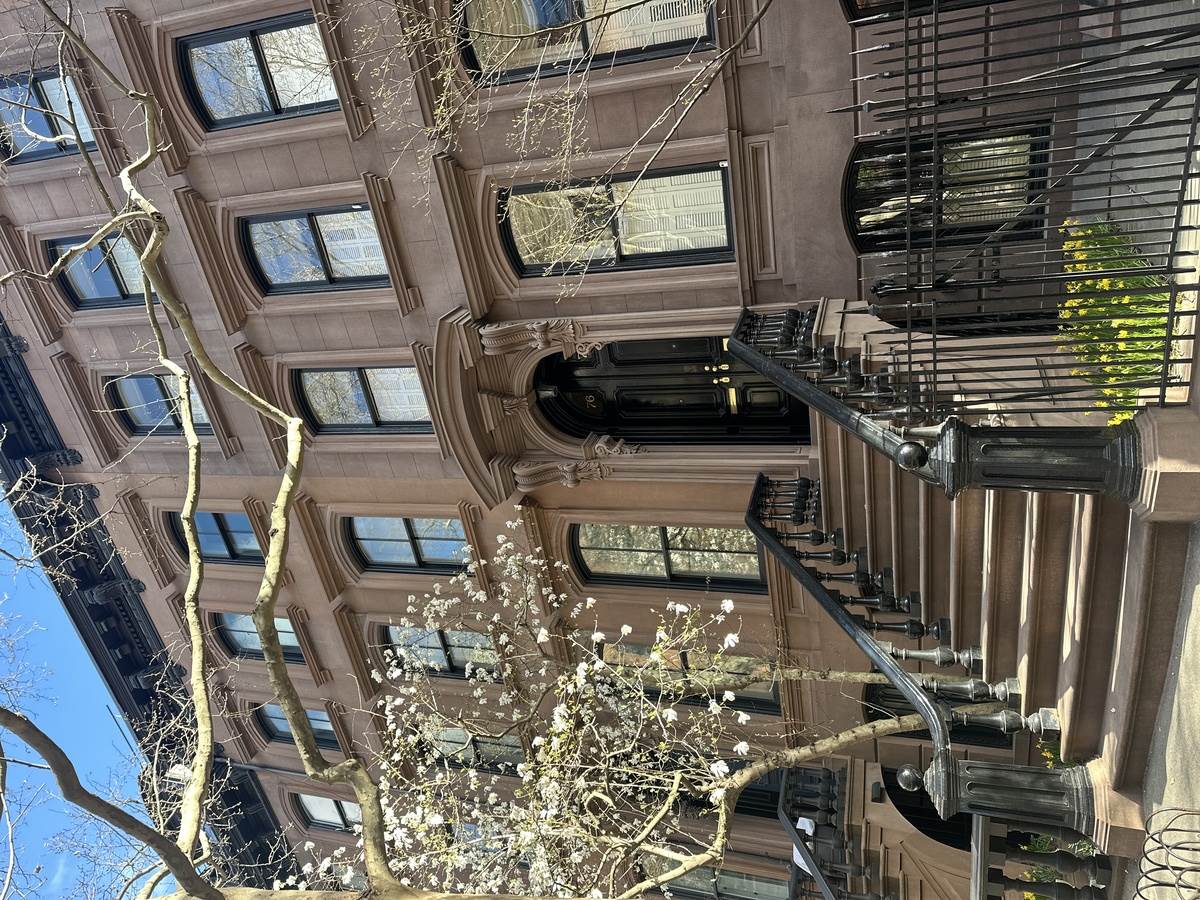 Carrie Bradshaw Apartment.jpg