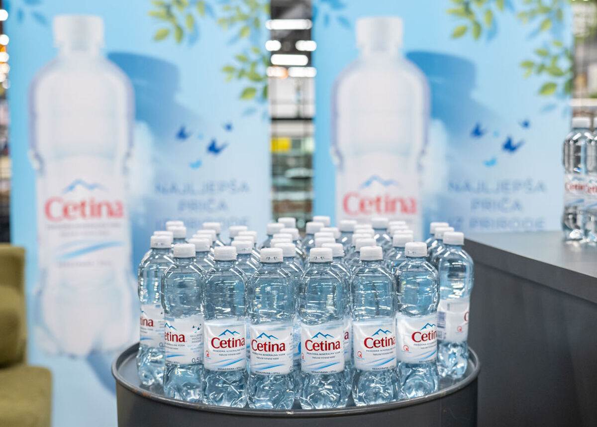 Izlagači i posjetitelji osvježili su se prirodnom izvorskom vodom Cetina.jpg