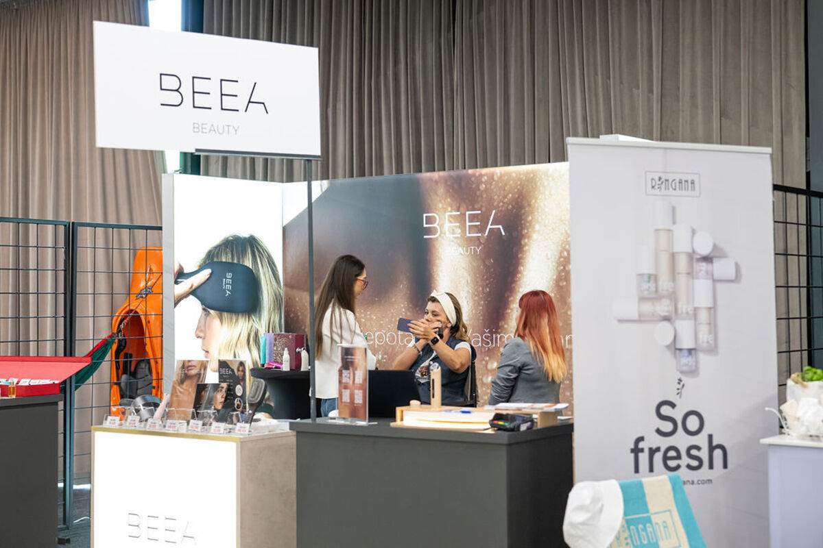 Na izlagačkom prostoru BEEA Beauty brojne su posjetiteljice isprobale kvalitetnu kozmetiku i masažere za lice.jpg
