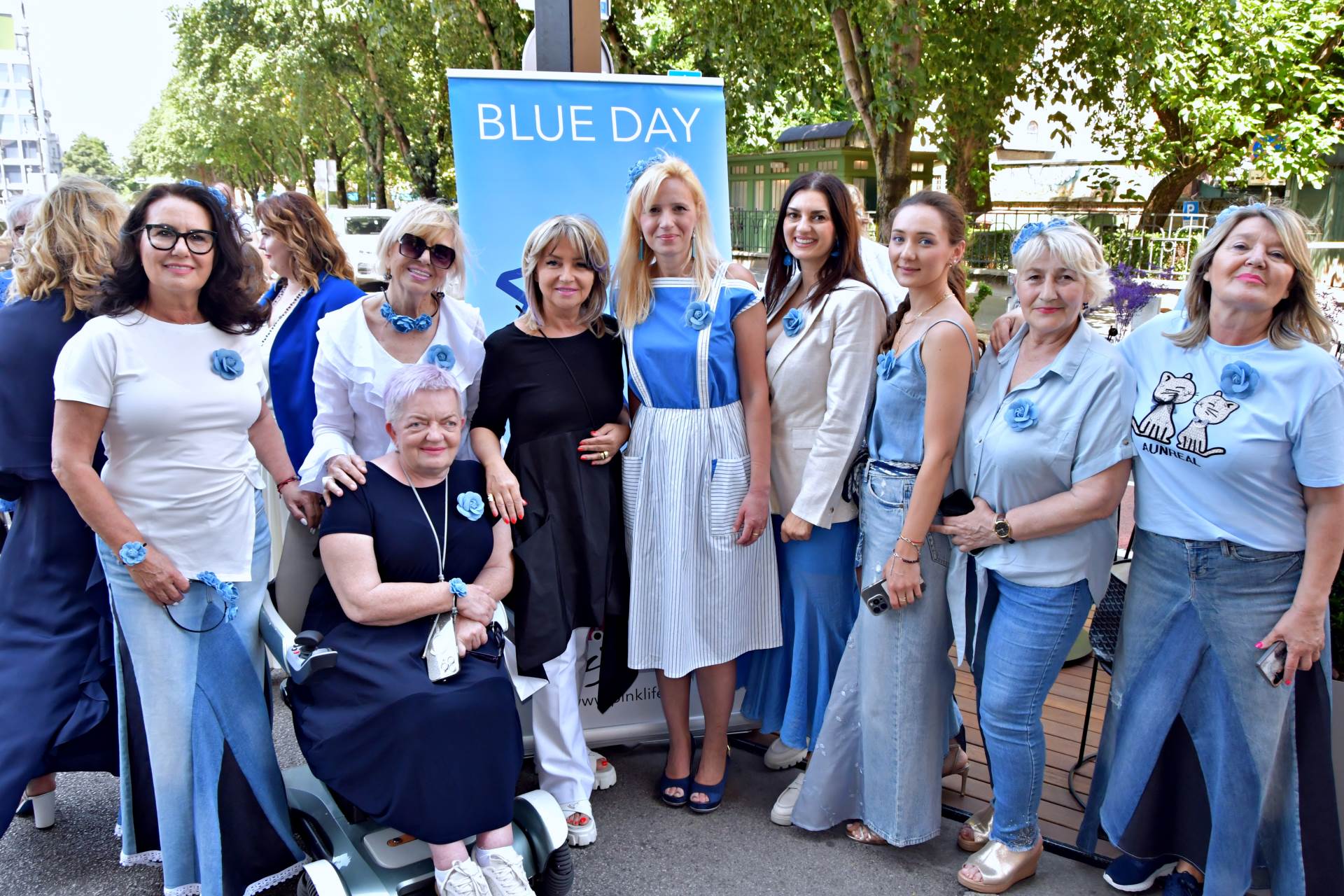 Ljubica Lukac╠îic╠ü i Sunc╠îana Glavak s prestavnicima udruge Pink life.JPG