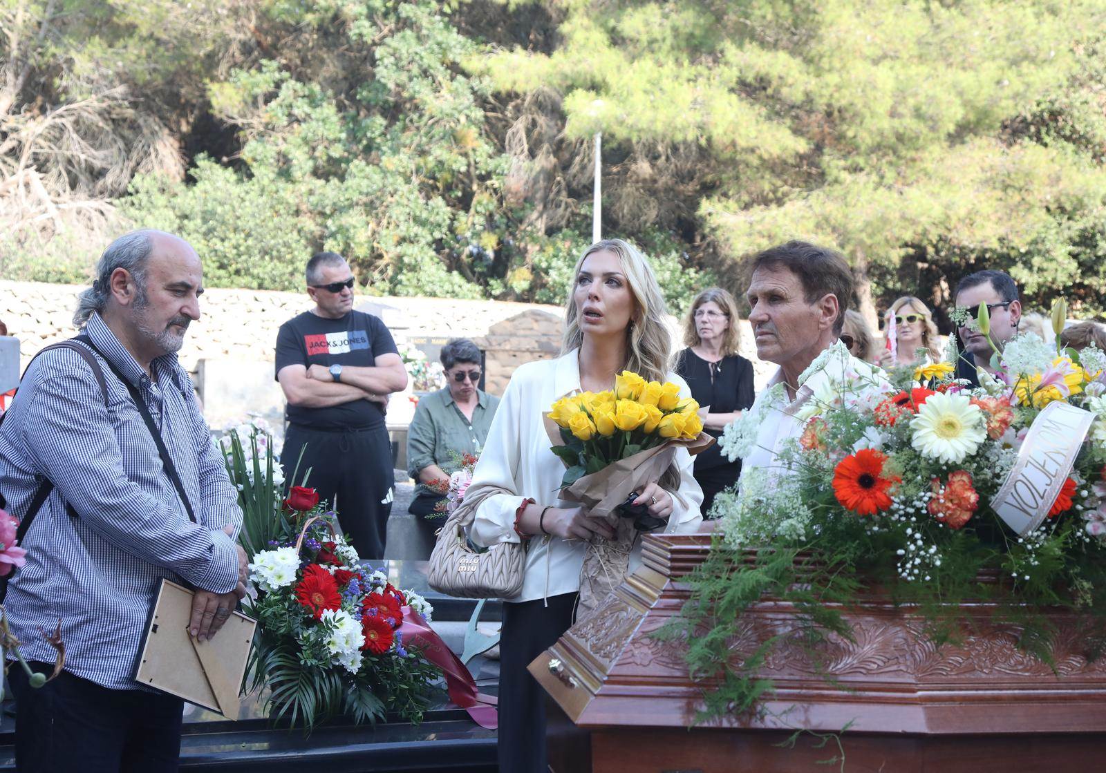 Ava Karabatić na sprovodu oca