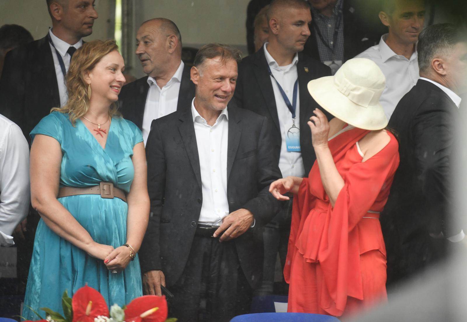 Svi pričaju o tome kako se Sonja Jandroković pokušala sakriti od pljuska u Sinju