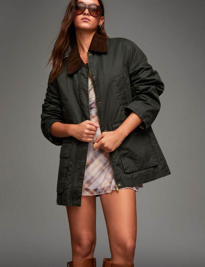 Jakna s kontrastnim ovratnikom/ Bershka/59,99 EUR