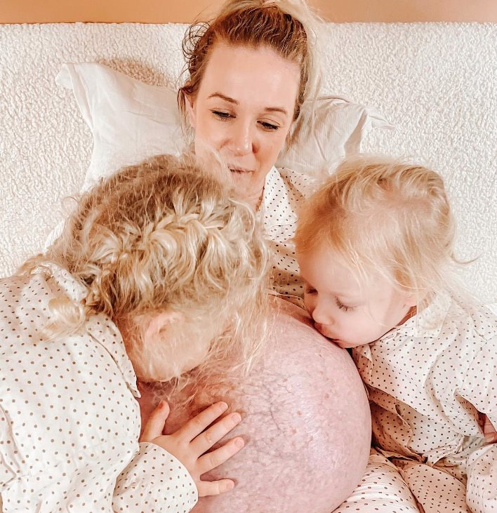 Kako izgleda trbuh trudnice koja nosi trojke