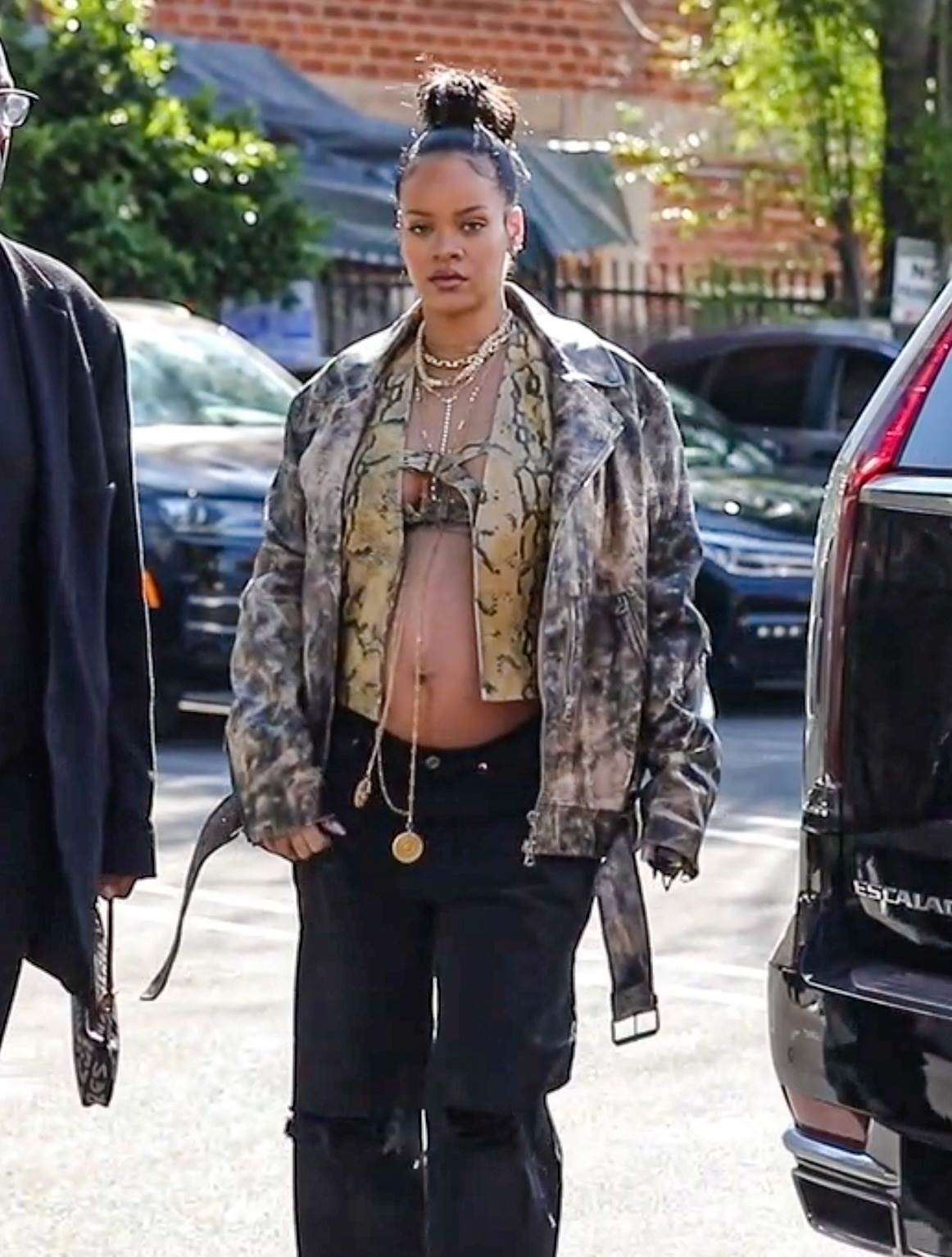 RIHANNA PONOVNO DIKTIRA TREDNOVE - Trudnice otkrile trbuhe
