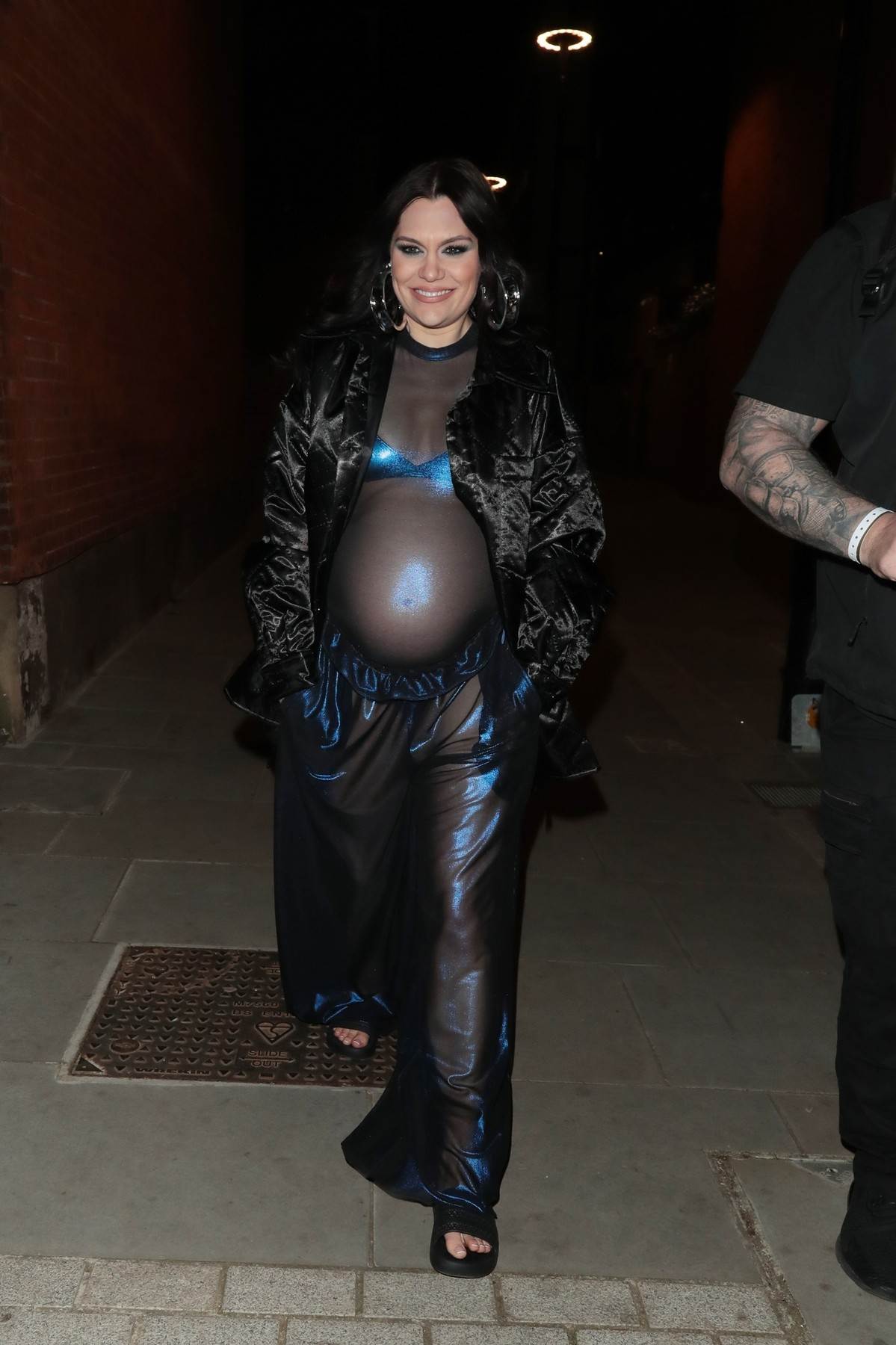 RIHANNA PONOVNO DIKTIRA TREDNOVE - Trudnice otkrile trbuhe