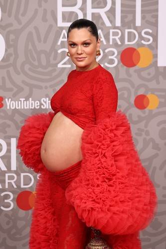 RIHANNA PONOVNO DIKTIRA TREDNOVE - Trudnice otkrile trbuhe