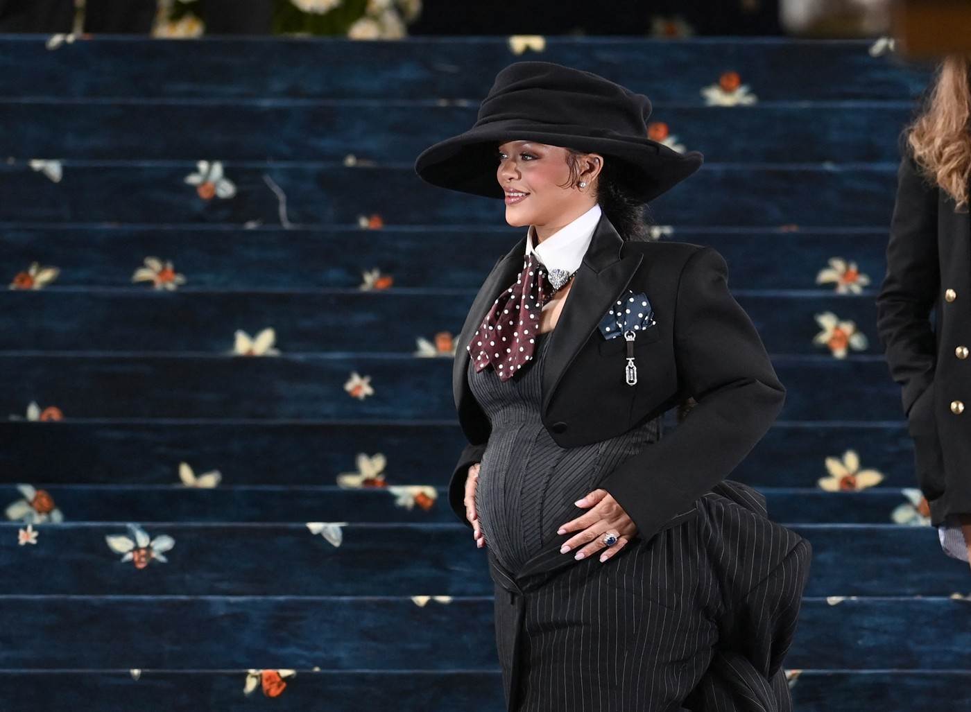 Rihanna u šetnji s mamom i sinovima pokazuje trudnicki trbuh