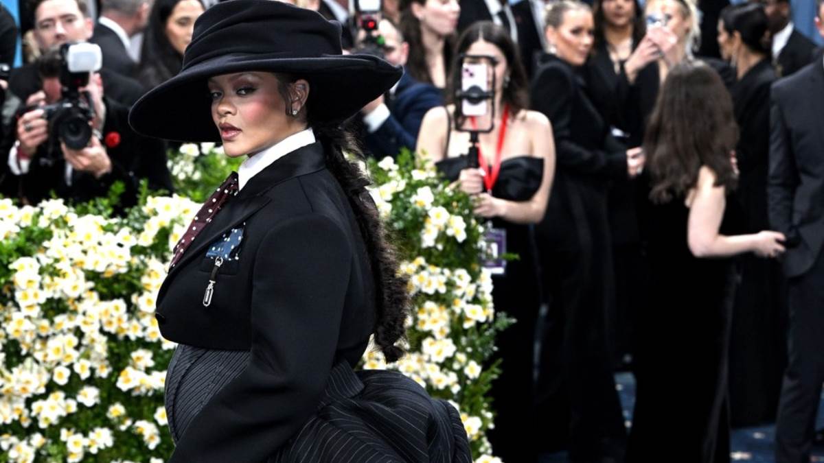 Rihanna u šetnji s mamom i sinovima pokazuje trudnicki trbuh