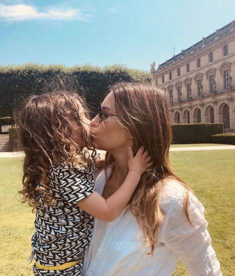 Gal Gadot kritiziraju zbog ljubljenja djeteta u usta