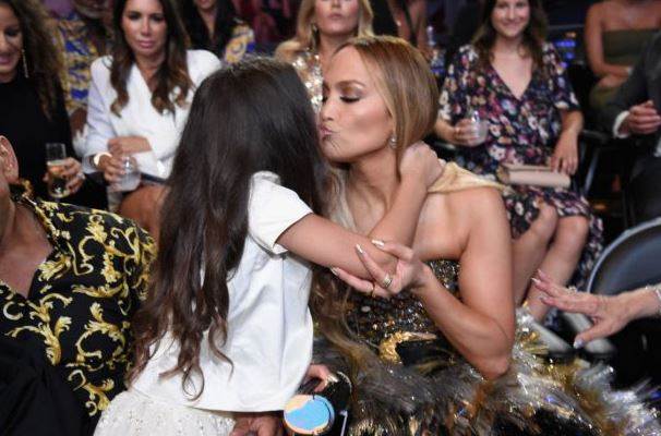 Gal Gadot kritiziraju zbog ljubljenja djeteta u usta