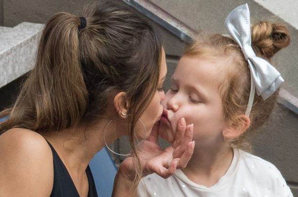 Gal Gadot kritiziraju zbog ljubljenja djeteta u usta