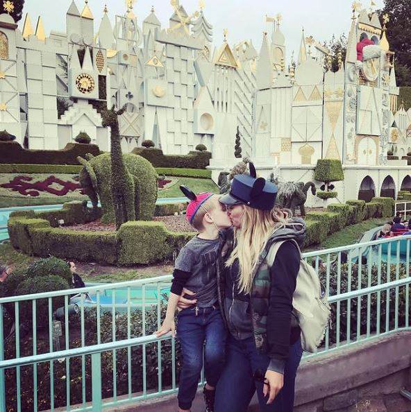 Gal Gadot kritiziraju zbog ljubljenja djeteta u usta