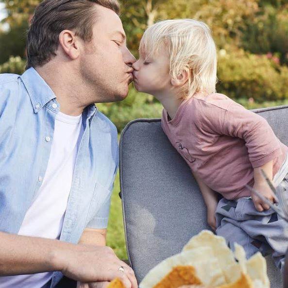 Gal Gadot kritiziraju zbog ljubljenja djeteta u usta